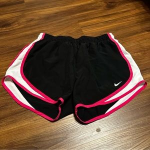 NIKE DRI-FIT SHORTS 🖤🩷